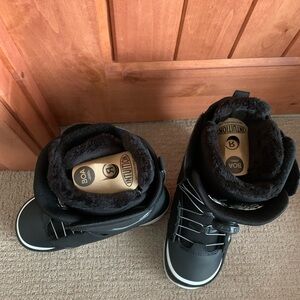 Black Snowboard Boots with Fur Lining